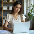 © macbon - Mujer de negocios observando datos en pantalla.