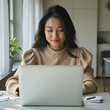 © macbon - Mujer de negocios observando datos en pantalla.