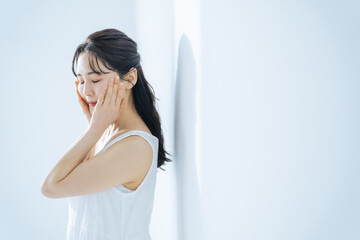 Poster - 光を浴びるワンピースの女性