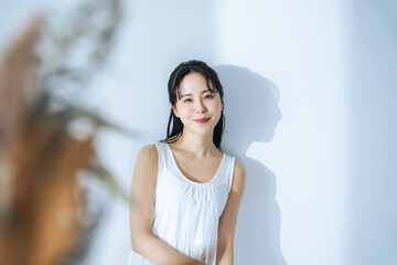 Poster - 光を浴びるワンピースの女性