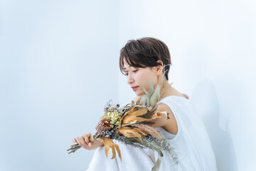 Poster - ドライフラワーブーケを持った白いワンピースの女性