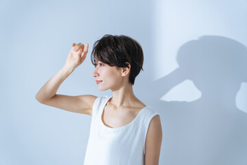 Poster - 光を浴びる白いワンピースの女性