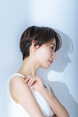 Poster - 光を浴びる白いワンピースの女性