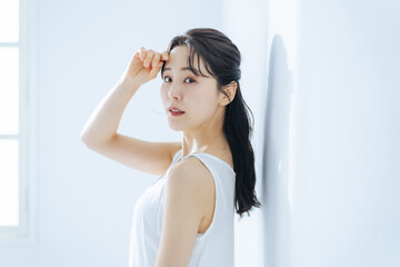 Poster - 光を浴びるワンピースの女性
