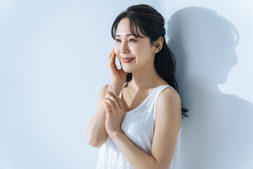 Poster - 女性、美肌、美白、ホワイトニング、日焼け止め、UVケア、ナチュラル、日本人、リラックス、脱毛、エステ、サロン、美容、直射日光、ボディケア、眩しい、ワンピース、30代、若い、クリニック、ビューティ、明るい、コスメ、化粧品、コピースペース、広告、アンチエイジング、エイジングケア、ファッション、おしゃれ、スキンケア、ノースリーブ、ライフスタイル、保湿、上半身、白バック、美しい、美人、素肌、笑顔、健康、ヘ