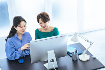 Fototapete - 仕事、女性、働く、デスクワーク、カジュアル、オフィス、パソコン、PC、ビジネス、キャリアウーマン、ビジネスウーマン、ミドルエイジ、若い、同僚、アドバイス、教える、デスクトップ、事務、業務、相談、ファッション、モダン、インテリア、笑顔、ポジティブ、モニター、DX、IT、デジタル、デザイナー、デザイン、設計、ビジネスパーソン、職場、OL、話す、会話、経営、経理、エンジニア、グループ、チームワーク、30