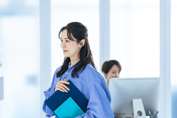 Leinwandbilder - 女性、ビジネスウーマン、カジュアル、オフィス、仕事、人材、転職、就職、ビジネス、職場、おしゃれ、笑顔、日本人、デスクワーク、PC、派遣社員、楽しい、ポジティブ、元気、秘書、事務、業務、経理、総合職、一般職、モダン、ベンチャー、若い、30代、20代、ミドル、ファッション、コピースペース、スタッフ、求人、採用、チームワーク、グループ、働く、企業、会社員、ビジネスパーソン、キャリアウーマン、社内、横顔、