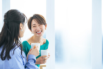 Leinwandbilder - モダンなリビングでくつろぐ二人の女性