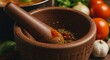 © Heini - 土器のすり鉢、温かい光で照らされ、香辛料が輝く。 料理の豊かな香り漂う静物画。