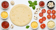 © Mas2ters - Visão aérea da massa de pizza com ingredientes como queijo, tomate e cogumelo em um fundo branco