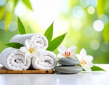 Tło spa z białymi kwiatami, okrągłymi kamieniami i zwiniętymi ręcznikami. Baner salonu piękności. Masaż, wellness, odpoczynek, piękno