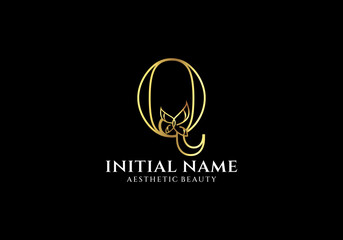 Leinwandbilder - Initial Q Letter Logo Design with Butterfly or Leaf Element