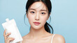 © minwoo Jung - 깨끗한 피부의 한국 여성이 하얀 파우치 제품을 들고 있는 뷰티 이미지