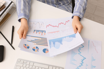 Fototapete - Woman with business charts working at table in office, closeup