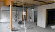 © pascal bierret - chantier de construction intérieur, avec cables pendant du plafond, murs non terminés, chantier en cours