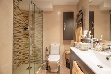 Aufkleber - Technology is increasingly present in the modern bathroom, seeking to improve comfort, efficiency, and personalization.