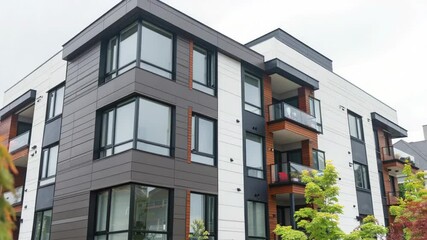 Aufkleber - A high-rise residential complex with numerous windows and urban surroundings