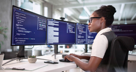 Aufkleber - Young African American Woman Develops Software