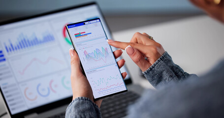 Aufkleber - Female Business Advisor Analyzing Data On Smartphone
