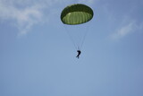 Fallschirmspringer am Himmel