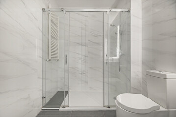 Aufkleber -  Ambient light that illuminates the entire space, often with recessed spotlights or ceiling lights.