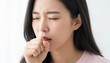 © minwoo Jung - 얼굴을 찡그리고 기침하는 젊은 여성