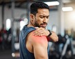 © gelas - Man with shoulder pain in gym