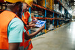 © Zamrznuti tonovi - Warehouse workers planning global logistics using digital tablet