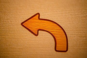 Poster - Wooden arrow pointing left with a dark outline on a wood grain background