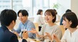 © Stingray_Japan - 笑顔あふれる交流、同僚と笑顔で食事をする若手社員たち