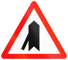 Fototapete - Chinese road sign used in Macau - Road merges from the left