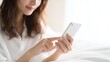 © てんぷら - スマホを触る日本人女性