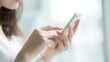 © てんぷら - スマホを触る日本人女性