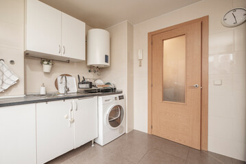 Aufkleber - Handles, which would be absent in a purely modern kitchen, become distinctive elements here: stainless steel, antique brass, or even ceramic, which add a unique character.