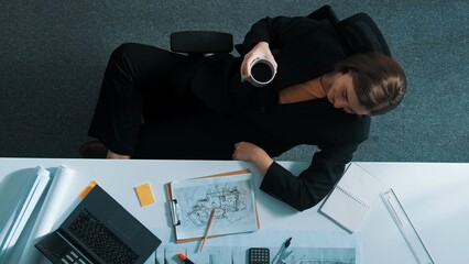 Poster - Top down view civil engineer writing sticky note and looking at laptop. Aerial view architect sitting at meeting table while using computer analysis and calculate building structure. Alimentation.
