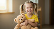 © Carina - criança menina feliz sorridente com seu urso de pelúcia