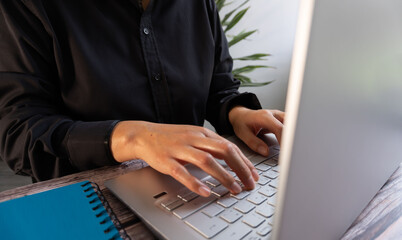 Poster - Hands of a businesswoman working on a laptop