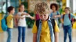 © David Giraud - Un élève triste, regardant le sol, les larmes aux yeux, ses camarades de classe se moquant du petit garçon, concept de harcèlement scolaire.