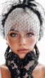 © Fabian - Retrato de primer plano de una joven con ojos azules intensos, maquillaje natural y expresión serena, vestida con guantes de encaje negro y tocado con velo. Fotografía artística de estilo vintage.