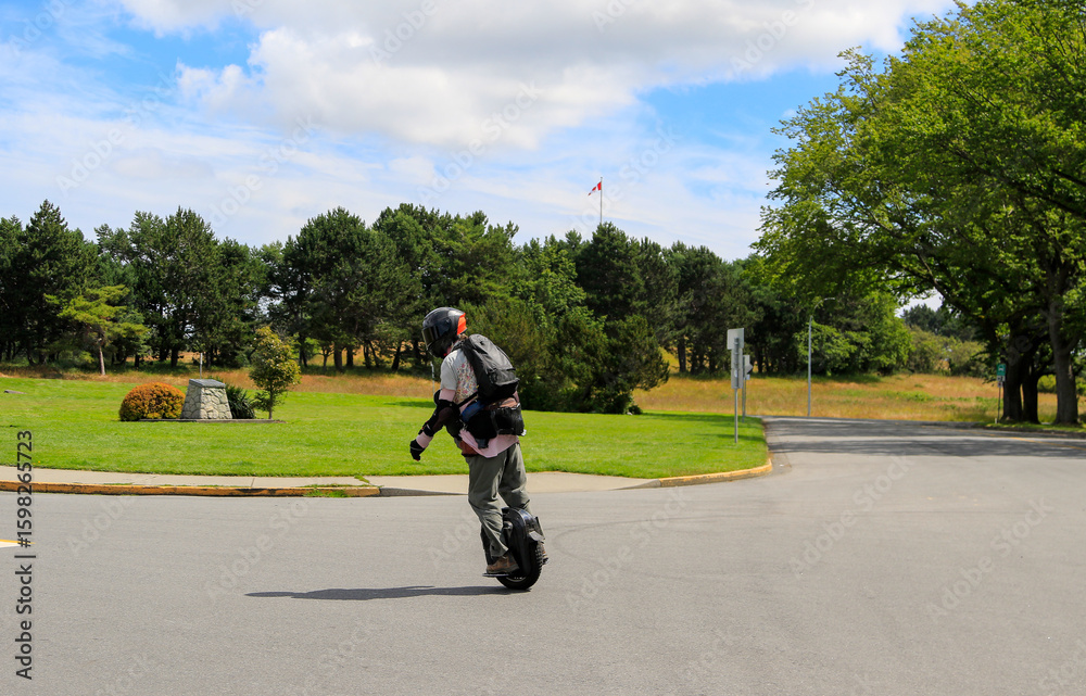 Un homme conduit une gyroroue électrique dans un parc par une journée ...