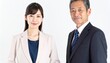 © Shousei - 白背景に立つ若手女性社員と年上の上司、落ち着いた表情とフォーマルな服装が際立つビジネスポートレート