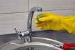 © OneBit - changing the faucet aerator in a mettallic kitchen sink