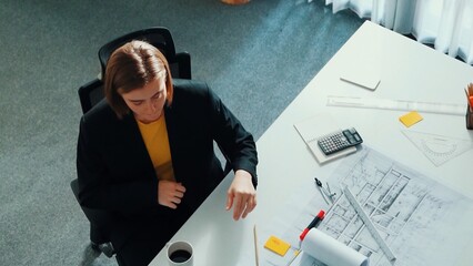 Poster - Architect engineer working while working on laptop with sticky notes and calculator to design building construction. Smart manager working and using calculator to calculate blueprint. Alimentation.