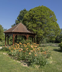 Wall Mural - Kiosque dans un parc paysager avec roseraie	