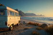 © Michał Magiera - Biały vintage camper zaparkowany przy plaży o zachodzie słońca. Klimatyczny widok pełen nostalgii, wolności i letniej beztroski.