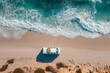 © Michał Magiera - Biały vintage camper zaparkowany przy plaży o zachodzie słońca. Klimatyczny widok pełen nostalgii, wolności i letniej beztroski.