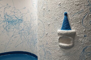Poster - Unique blue and white textured wall in indoor space with abstract designs and a sculptural element