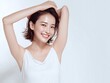 © Jumpei - 腕を上げて微笑む白い服の美人女性