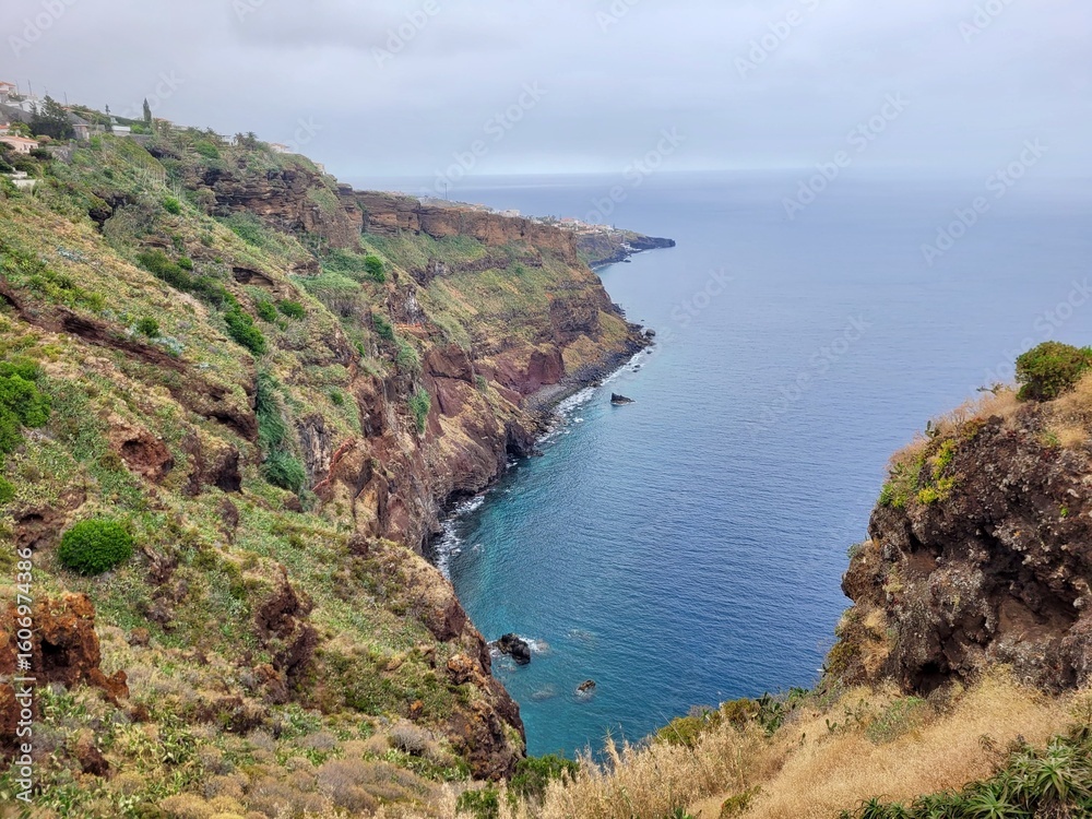 ein Spaziergang durch Caniço auf Madaira vorbei am Aussichtspunkt Ponta do Garajau und der Christo-Rei-Statue und vielen Pflanzen und Kakteen in den Sonnenuntergang