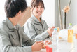 © buritora - 休憩室でランチ,お弁当を食べるビジネスマン男女